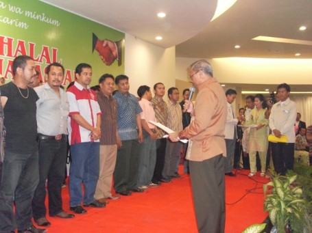 Pengukuhan Pengurus Tamatan Oleh Ketua Umum PP IKA SMAnSA Makassar, Ir. H. Agus Arifin Nu'mang, MS